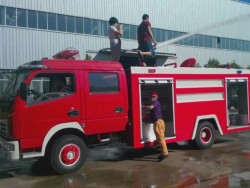 carro de bombeiros do controlo a distância de 4x2 LHD Dongfeng 180HP
