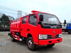 Caminhão de petroleiro de 4 toneladas da água da luta contra o incêndio de China Dongefeng